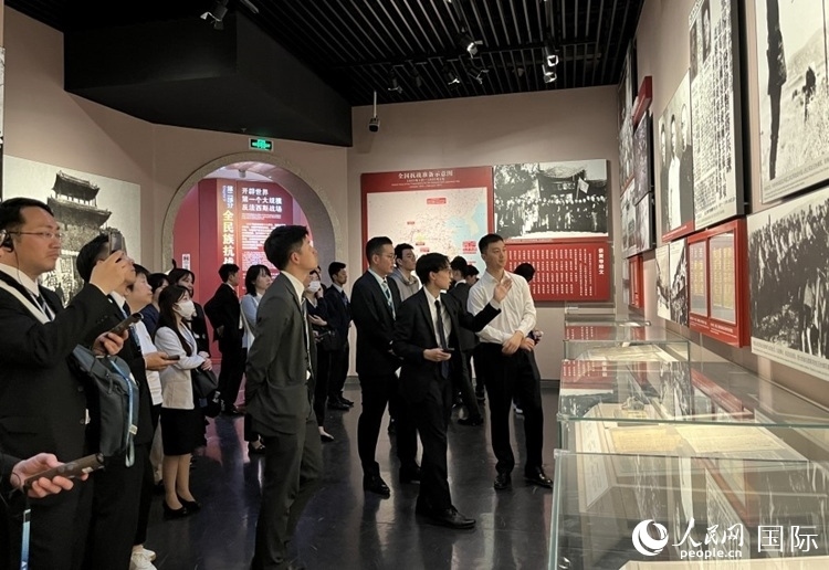 創(chuàng)價學(xué)會青年代表團(tuán)成員在中國人民抗日戰(zhàn)爭紀(jì)念館參觀。人民網(wǎng)記者 陳思攝