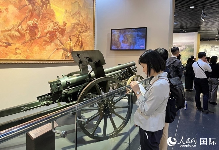 創(chuàng)價學(xué)會青年代表團(tuán)成員在中國人民抗日戰(zhàn)爭紀(jì)念館參觀。人民網(wǎng)記者 陳思攝