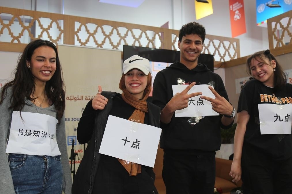 2024年4月24日，突尼斯高中生在首都突尼斯市舉辦的突尼斯國(guó)際書(shū)展上表演漢語(yǔ)節(jié)目。新華社發(fā)（阿代爾攝）