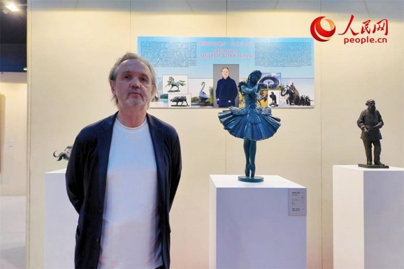 俄羅斯人民藝術家、俄羅斯美協(xié)主席安德烈·科瓦爾丘克正在接受人民網(wǎng)的采訪。人民網(wǎng)記者 劉微攝