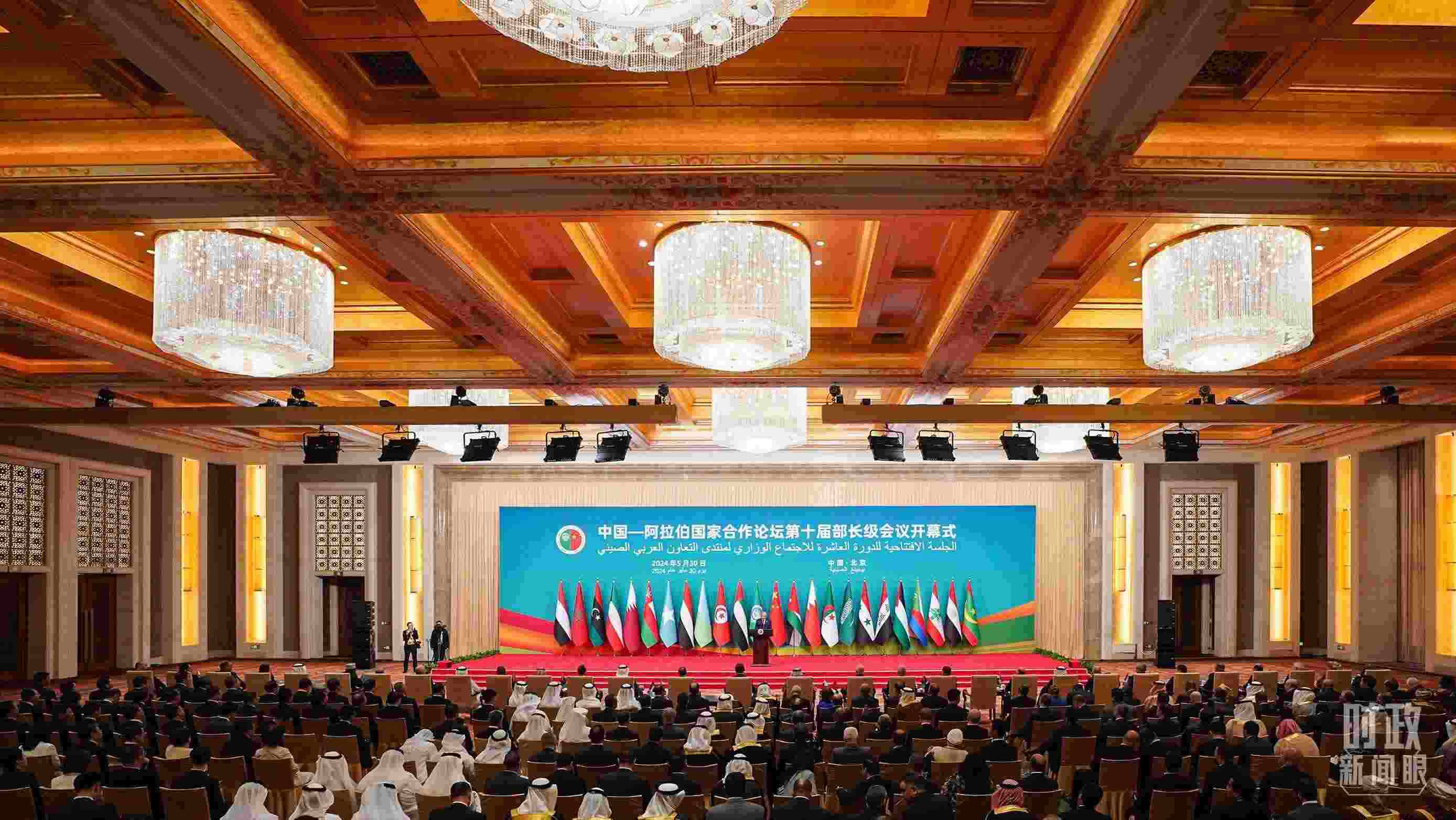 △5月30日開幕式現場，阿盟秘書長蓋特在致辭。（總臺國廣記者李晉拍攝）