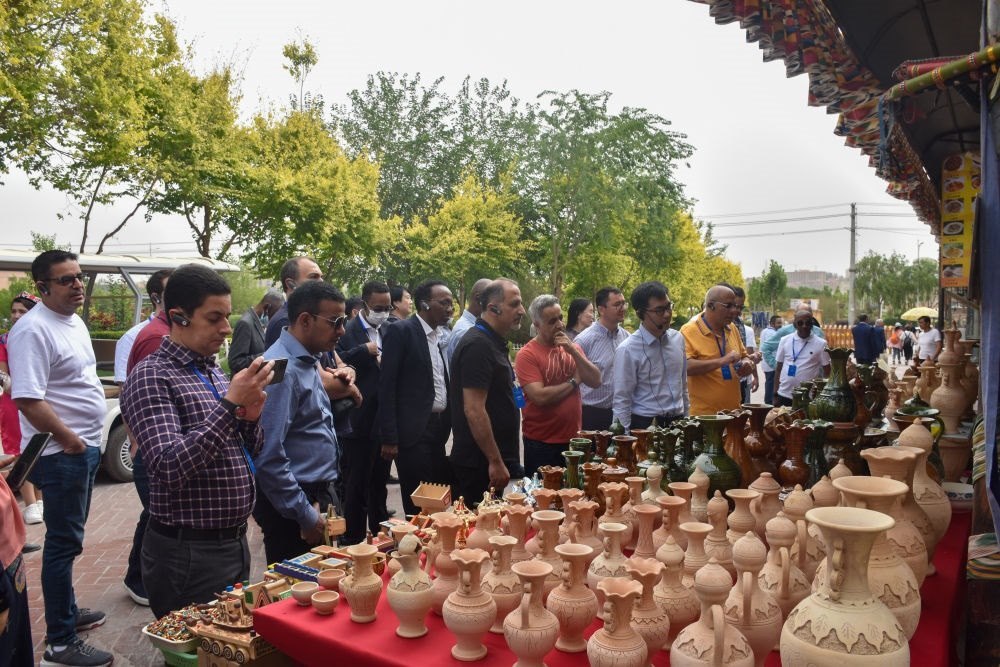 2023年5月31日，阿拉伯國(guó)家聯(lián)盟代表團(tuán)一行在新疆喀什古城參觀訪問。新華社記者 高晗 攝