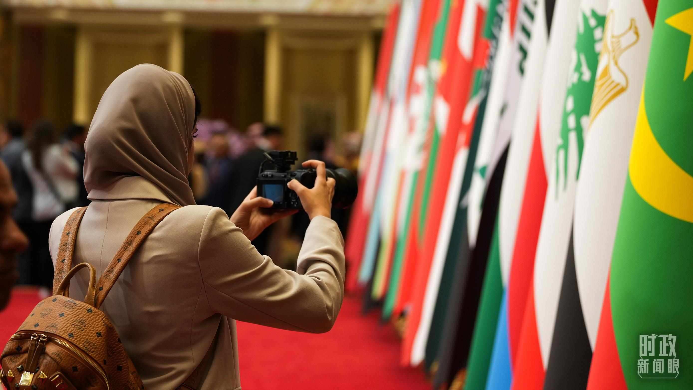 △外國媒體拍攝現場旗陣。（總臺國廣記者李晉拍攝）