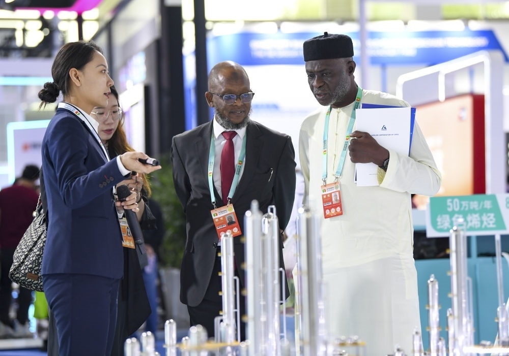 2023年9月22日，嘉賓在第六屆中阿博覽會(huì)上了解清潔能源項(xiàng)目。新華社記者 馮開華 攝