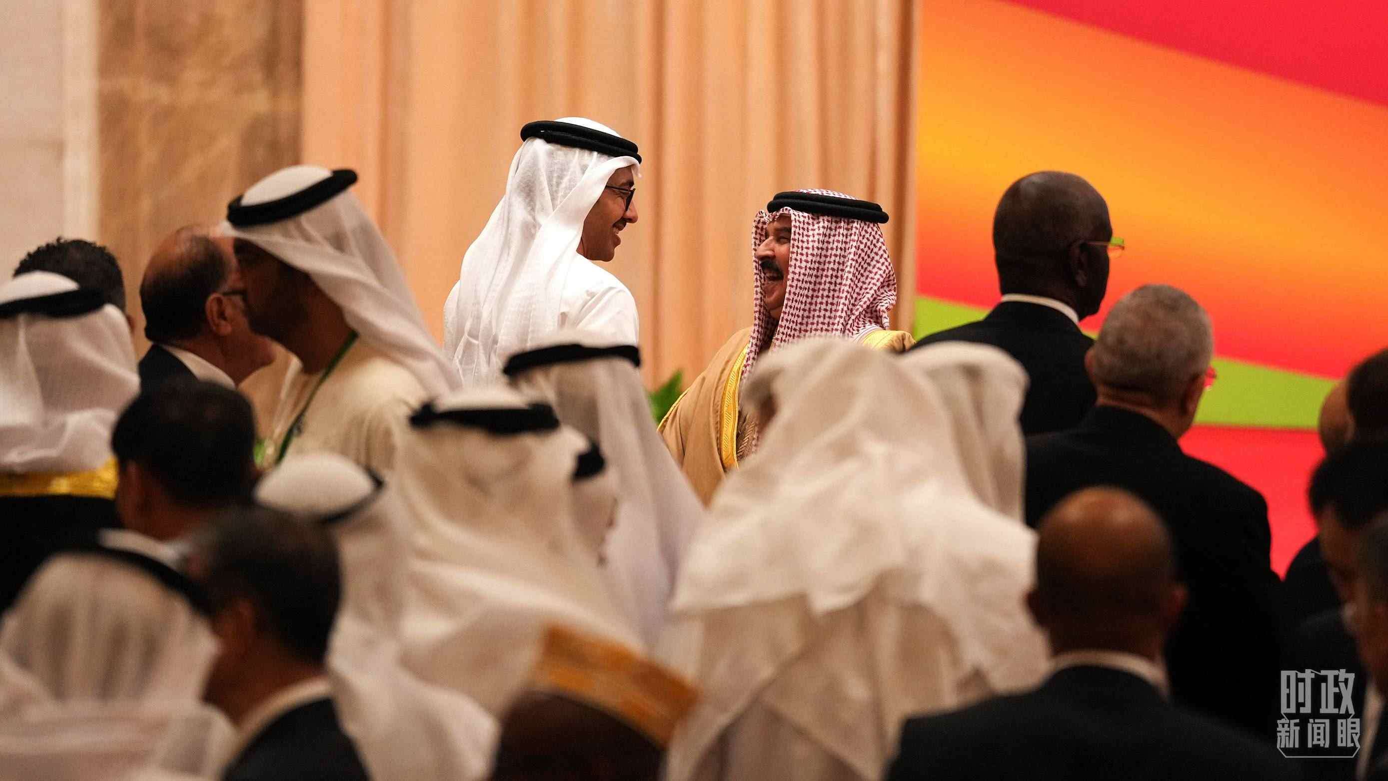 △與會代表在交談。（總臺國廣記者李晉拍攝）