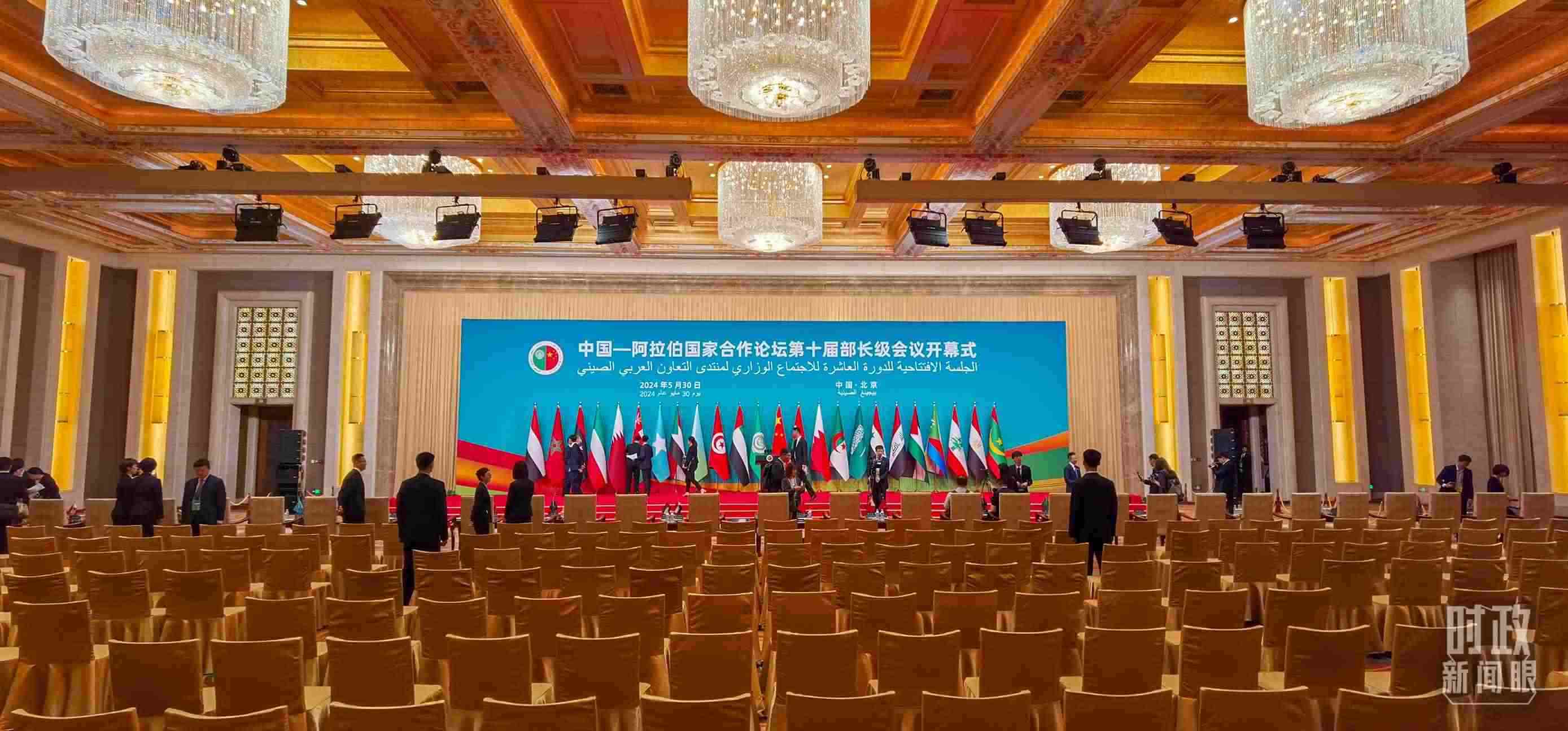 △會議開始前，現場正在進行各項準備工作。（總臺央視記者郭鴻拍攝）