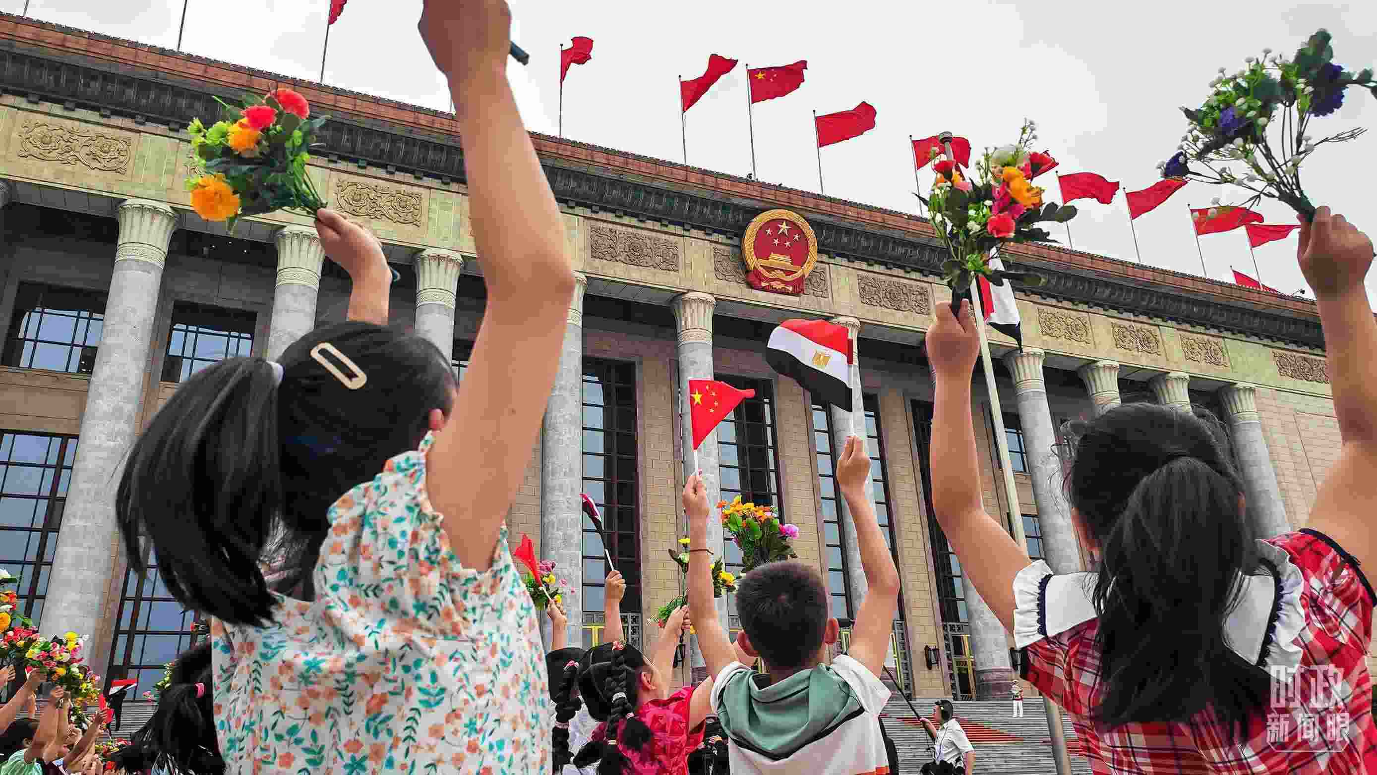 △5月29日下午，習近平主席舉行儀式歡迎埃及總統塞西訪華。圖為歡迎儀式現場的少年兒童。（總臺央視記者劉琦拍攝）