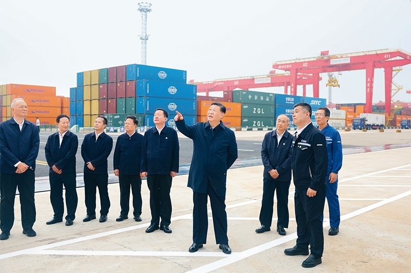 2024年5月22日至24日，中共中央總書記、國家主席、中央軍委主席習(xí)近平在山東考察。這是22日下午，習(xí)近平在日照港察看全自動(dòng)化集裝箱碼頭作業(yè)場(chǎng)景。 新華社記者 鞠鵬/攝