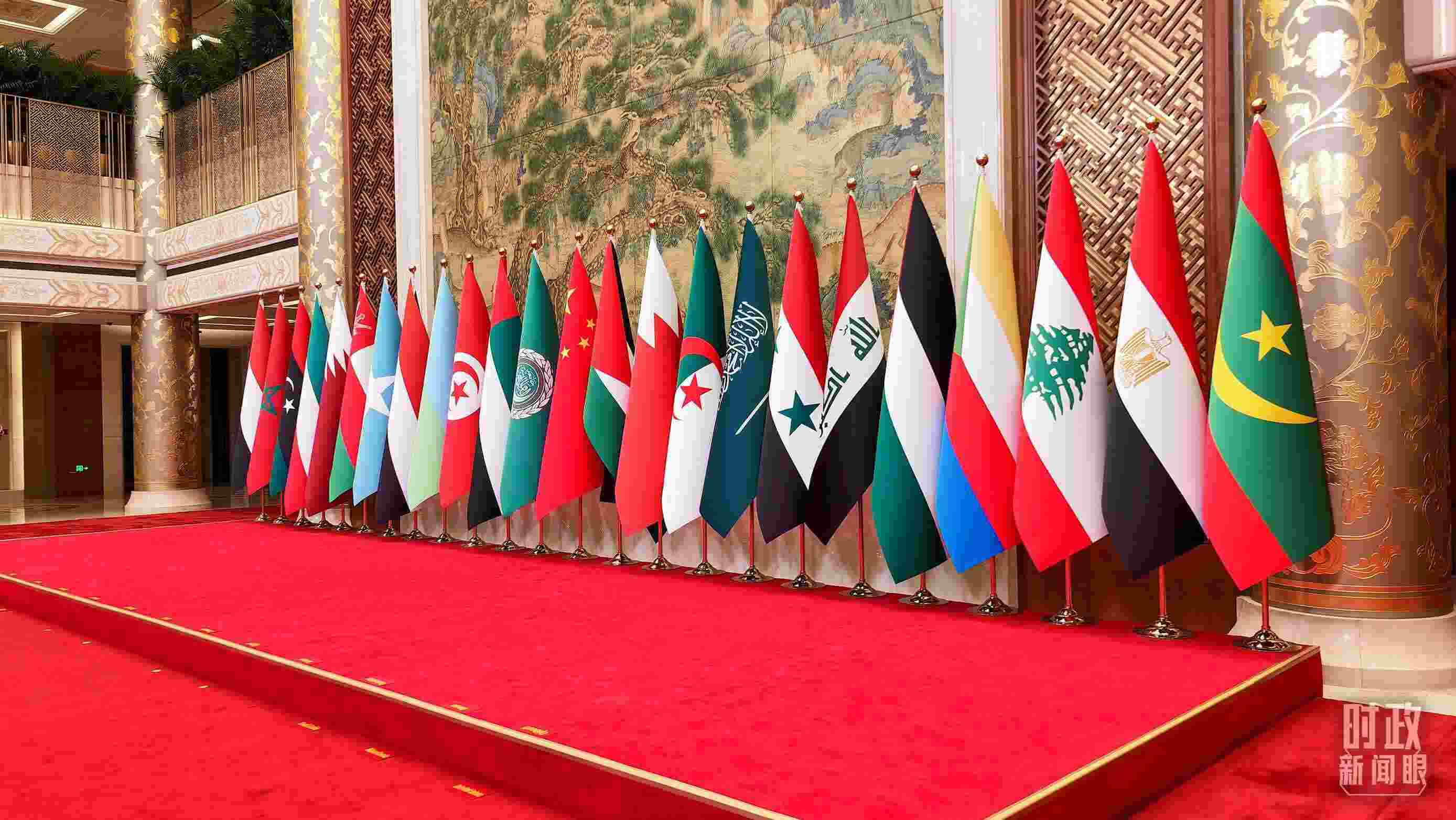 △會議現場的旗陣。（總臺央廣記者馬喆拍攝）