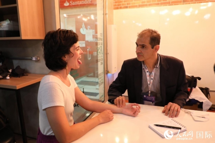 在巴西米納斯吉拉斯州首府貝洛奧里藏特開辦診所的中醫(yī)師保羅·貢扎爾韋斯，正在把脈并觀察舌苔。人民網(wǎng)記者 陳一鳴攝