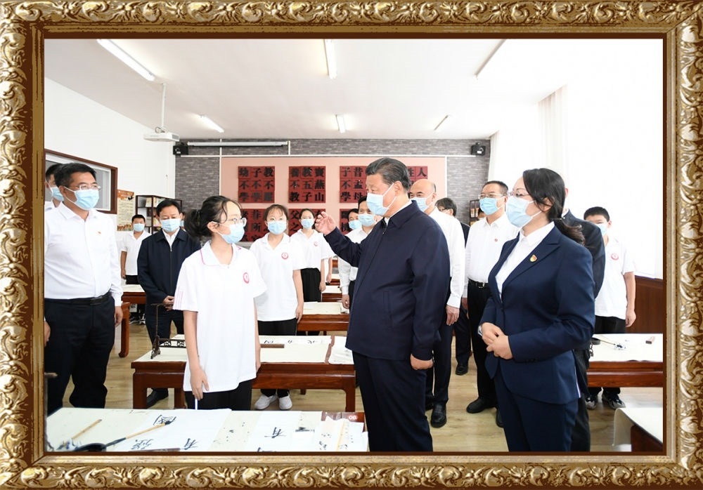 2021年9月13日至14日，習(xí)近平總書記在陜西省榆林市考察。14日上午，習(xí)近平在綏德實驗中學(xué)考察時，同正在練習(xí)書法的學(xué)生親切交流。