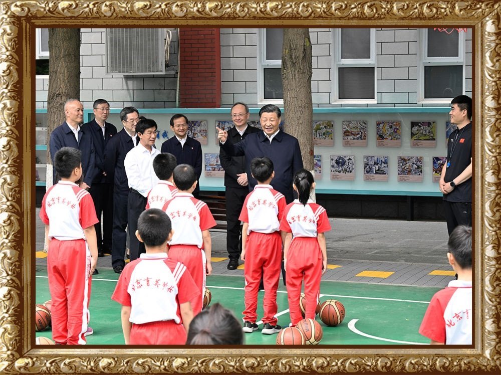 2023年5月31日上午，習(xí)近平總書記來到北京育英學(xué)?？赐繂枎熒诨@球場同正在上體育課的小學(xué)生們親切交流。習(xí)近平親切地說：“現(xiàn)在生活條件好了，孩子們不是要吃得胖胖的，而是要長得壯壯的、練得棒棒的?！? width=
