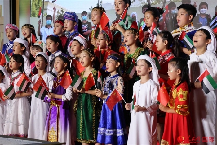 活動(dòng)上，身著中阿傳統(tǒng)服飾的孩子們共唱歌曲，表達(dá)對(duì)美好未來(lái)的向往。人民網(wǎng)記者 張志文攝
