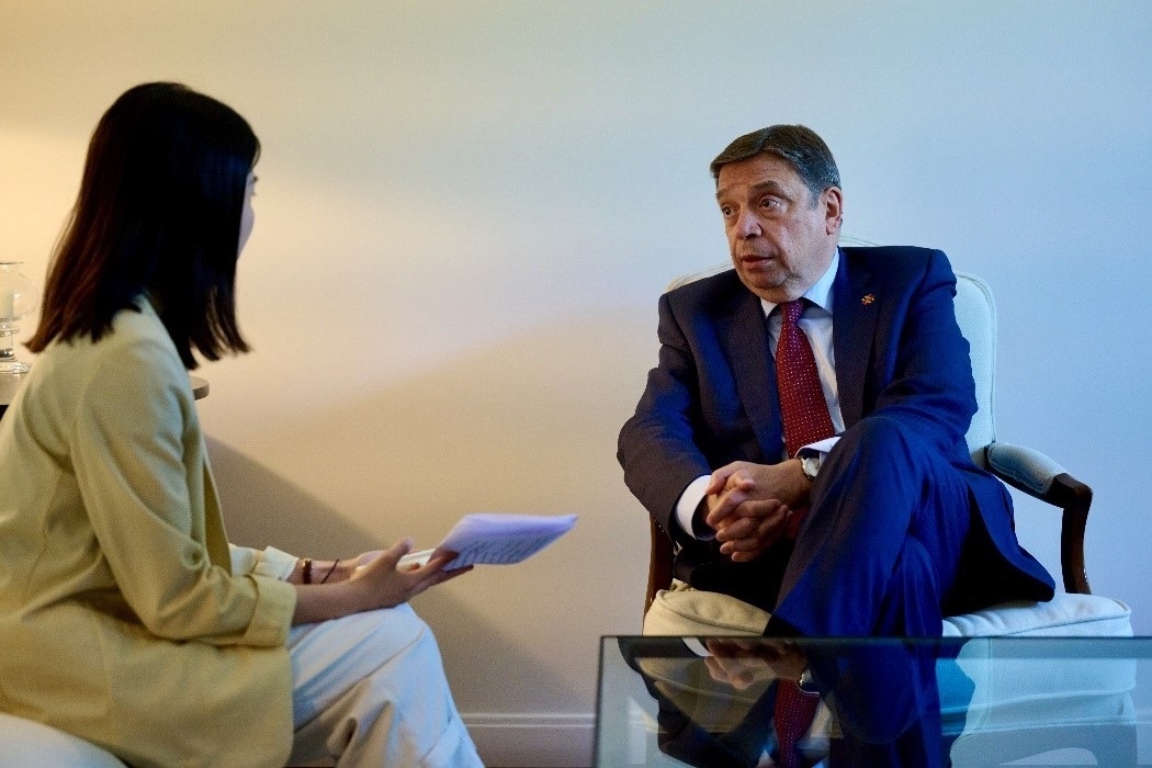 西班牙農(nóng)業(yè)、漁業(yè)和食品大臣普拉納斯接受人民網(wǎng)專訪。西班牙駐華大使館供圖