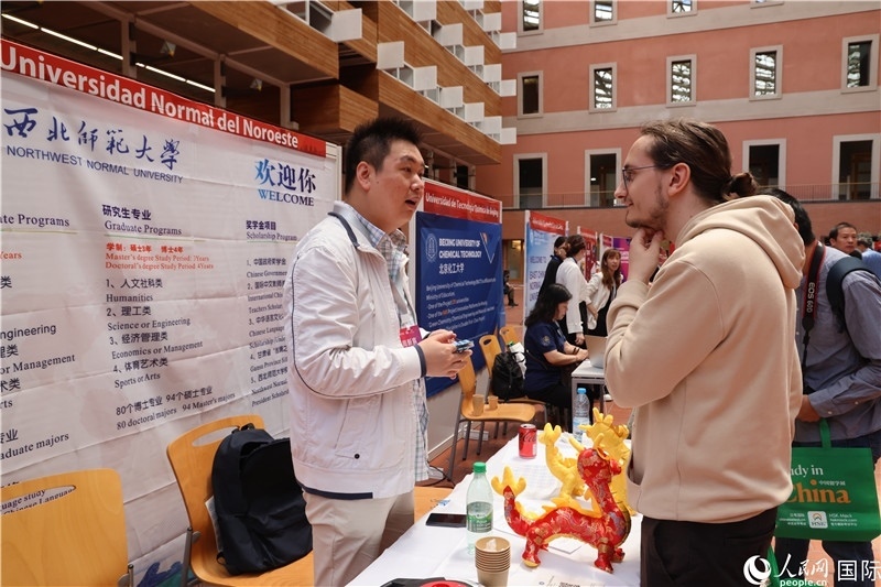 西班牙應屆畢業(yè)生在展臺前咨詢。人民網(wǎng)記者 顏歡攝