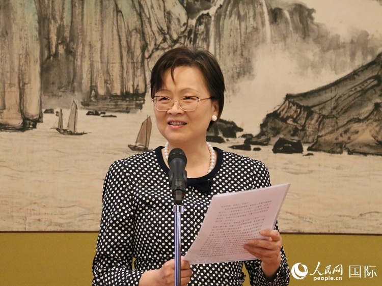 大使夫人丁玥致辭。人民網(wǎng) 許可攝