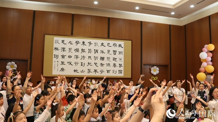 小朋友們合唱《明天會(huì)更好》。人民網(wǎng) 許可攝