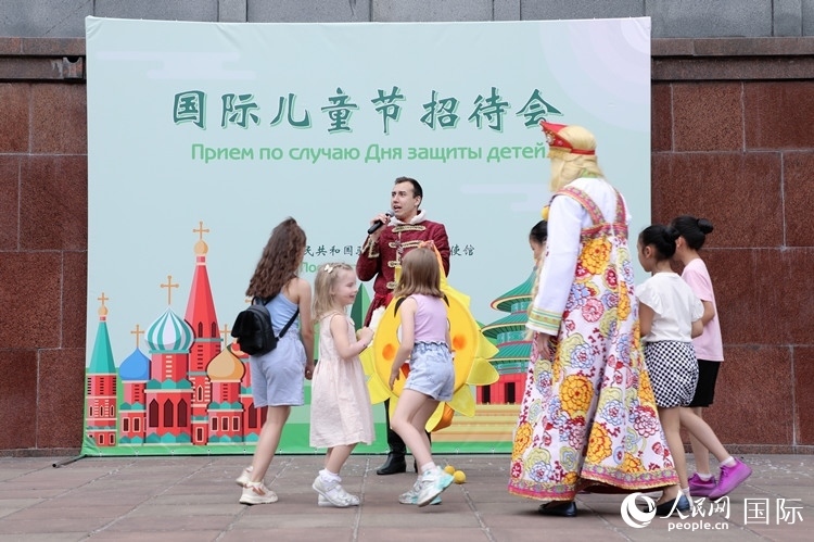 中俄兩國小朋友共同參與互動游戲。人民網(wǎng)記者 隋鑫攝