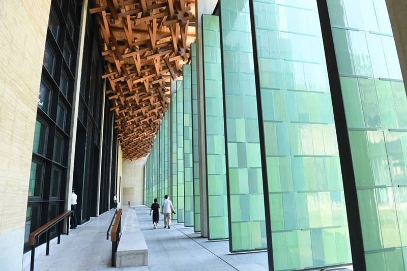 2022年7月23日，杭州國家版本館屋頂?shù)哪緲?gòu)和青瓷門扇相映成趣。