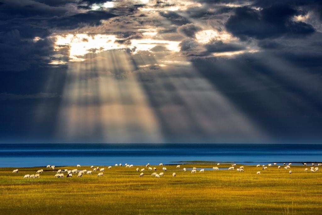 這是2022年9月21日在海北藏族自治州海晏縣拍攝的青海湖一角。（通聯(lián)照片 焦生福 攝）