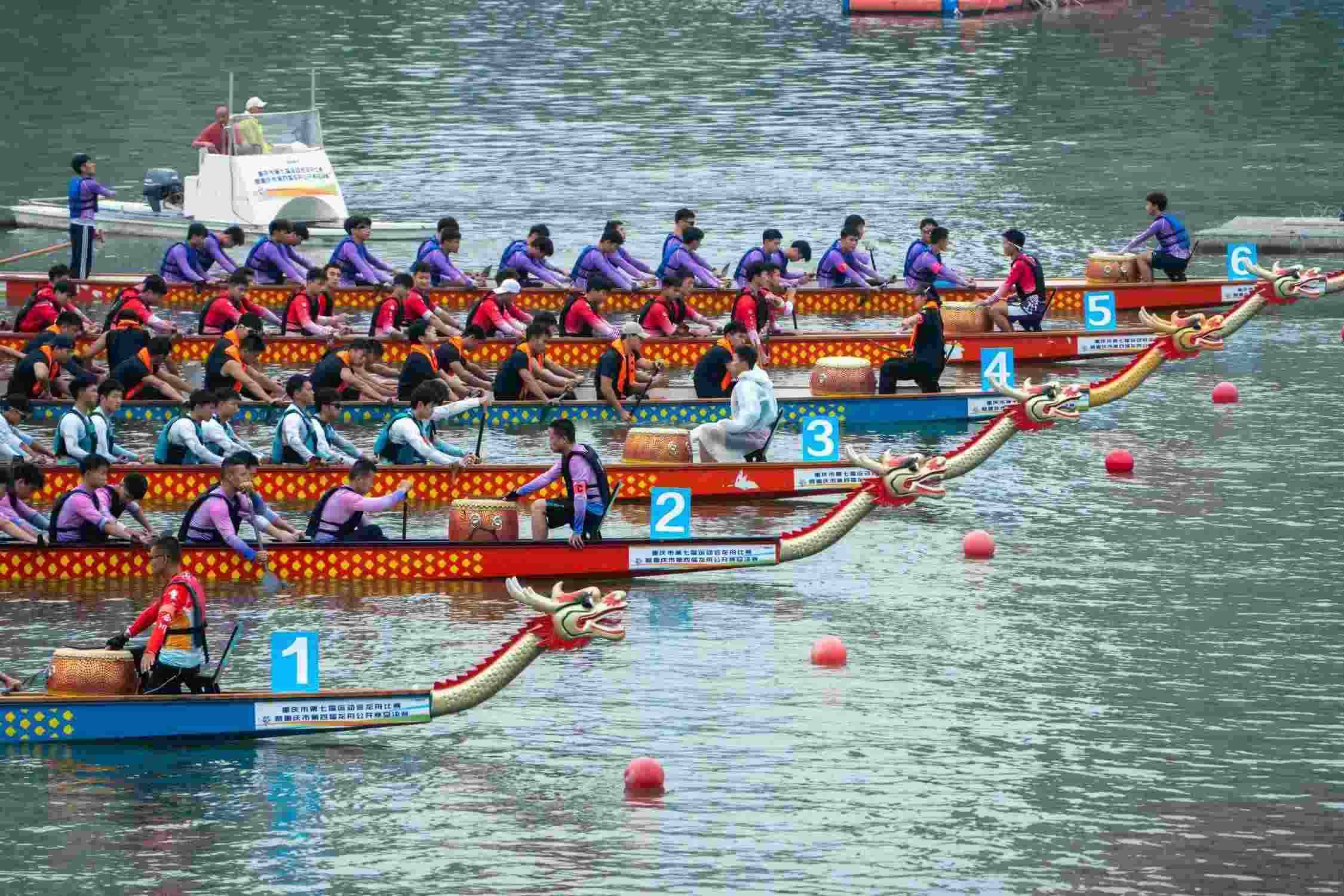 重慶：龍舟競(jìng)渡迎端午 （圖片來(lái)源：視覺(jué)中國(guó)）