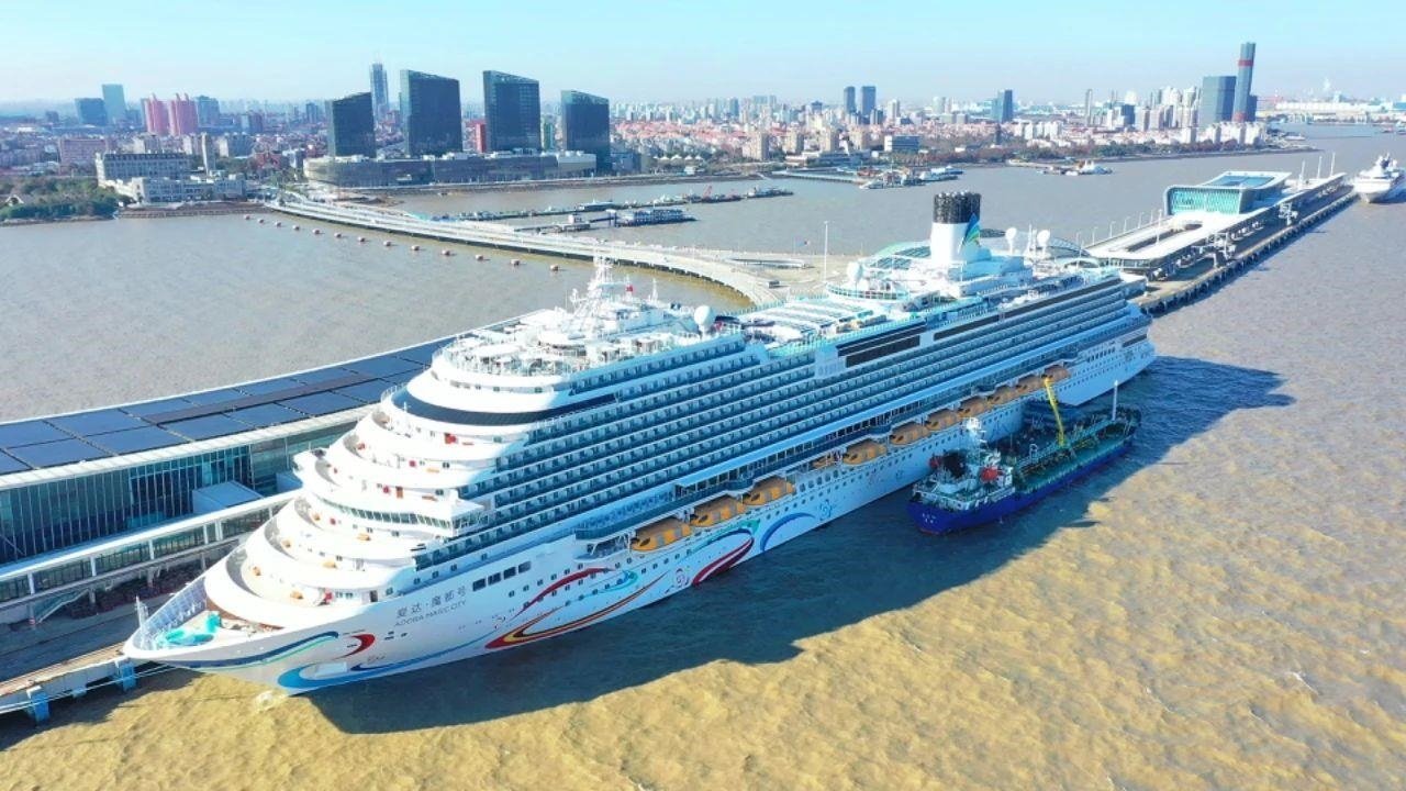 △2024年1月1日，國產(chǎn)首艘大型郵輪“愛達(dá)·魔都號”從上海吳淞口國際郵輪港開啟商業(yè)首航。