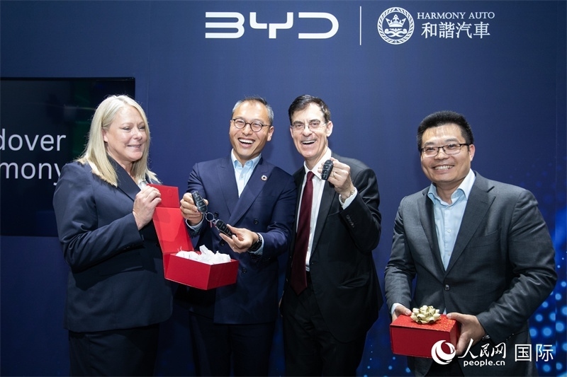 兩位英國消費(fèi)者獲得新車鑰匙。人民網(wǎng)記者 許立群攝影