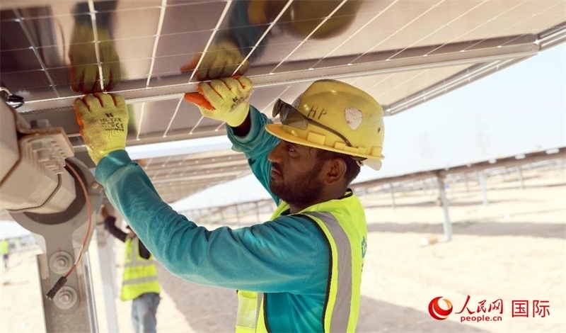 工人正在安裝光伏面板。人民網(wǎng)記者 管克江攝