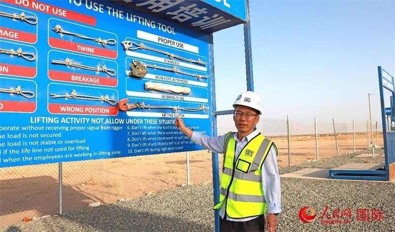 中國能建國際工程公司副總經(jīng)理兼阿爾舒巴赫電站項(xiàng)目經(jīng)理熊高峽展示安全培訓(xùn)中心設(shè)施。人民網(wǎng)記者 管克江攝