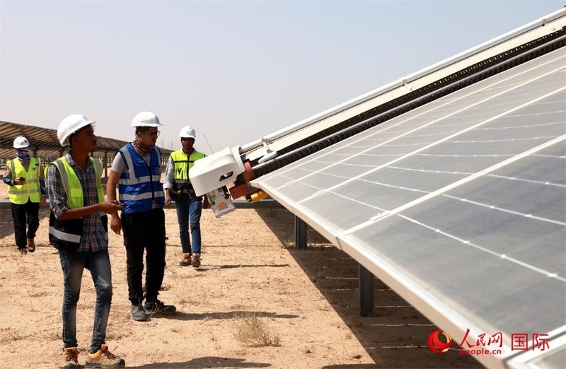 工作人員在測試自動清掃機(jī)器人。人民網(wǎng)記者管克江攝