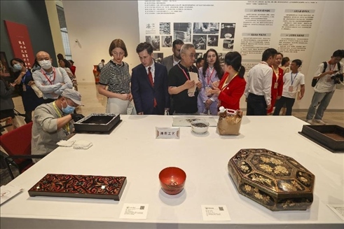 2023年5月28日，北京，推光漆器匠人為駐華使節(jié)展示技藝。