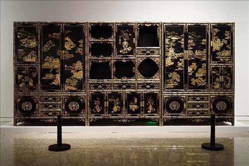 2023年7月9日，北京，中國工藝美術館·中國非物質文化遺產(chǎn)館，“山西特色專業(yè)鎮(zhèn)·平遙非遺雙寶中華行”展覽展出的推光漆器作品。