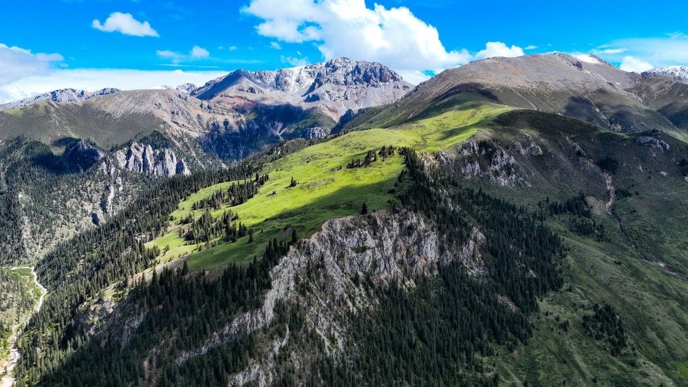 這是2023年6月18日在青海省玉樹藏族自治州囊謙縣拍攝的風光（無人機照片）。新華社記者 張龍 攝