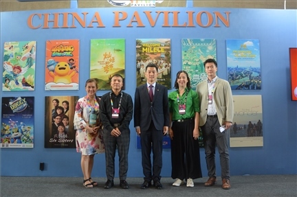 相關(guān)公司代表與中國(guó)駐里約熱內(nèi)盧總領(lǐng)館商務(wù)參贊敬艷輝在中國(guó)聯(lián)合展臺(tái)前合影。中廣國(guó)際公司供圖