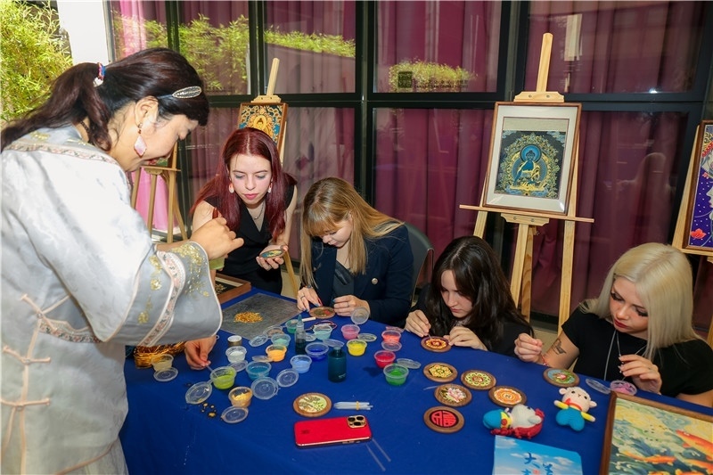 西班牙嘉賓參觀青海傳統(tǒng)手工技藝展示。主辦方供圖