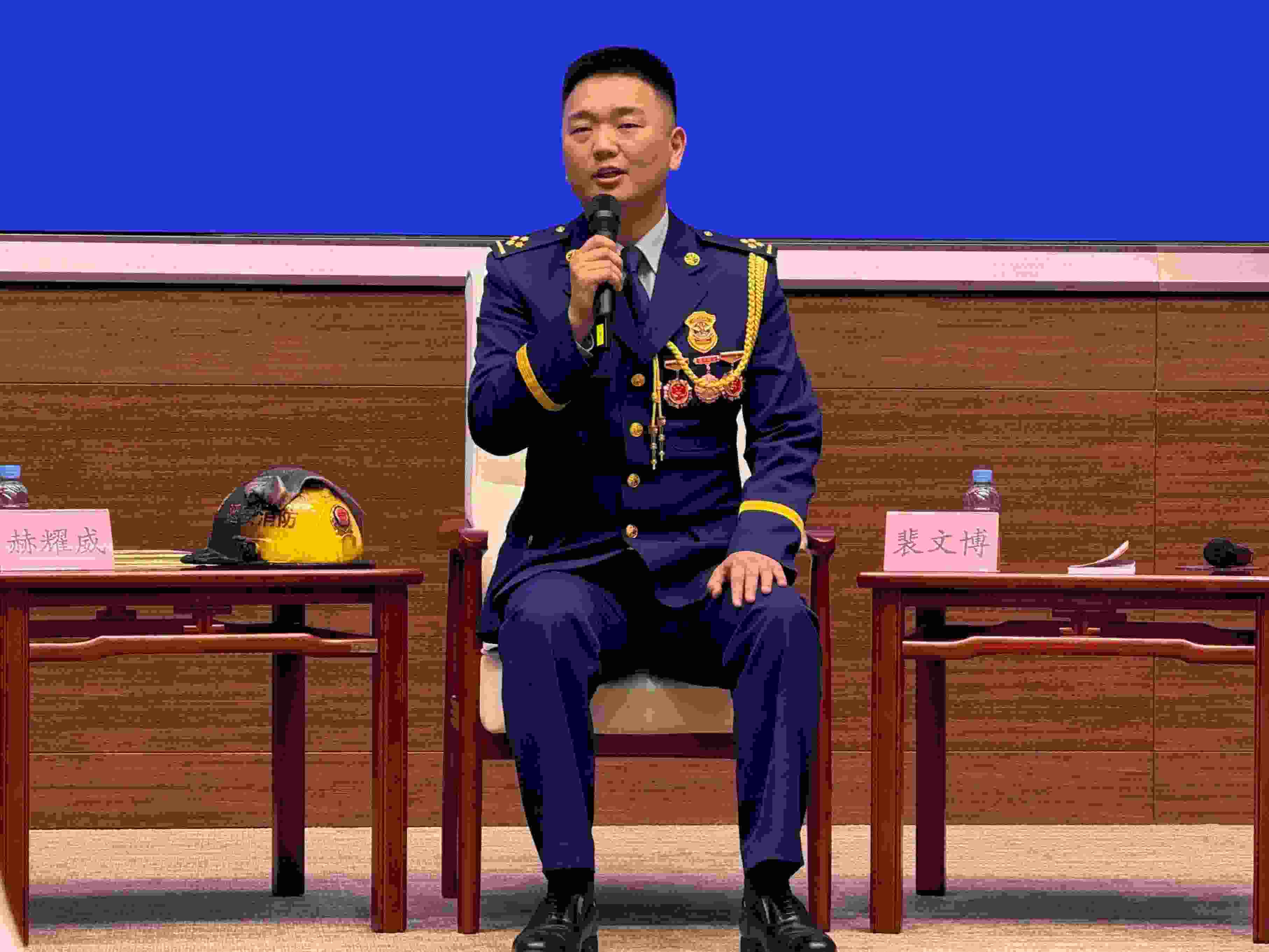 寶塔消防救援站政治指導(dǎo)員裴文博在回答記者提問。人民網(wǎng)記者 郝萍攝