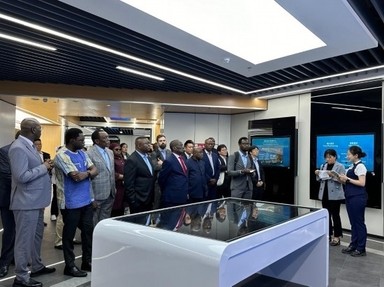 使節(jié)團考察云上貴州大數(shù)據(jù)集團展示中心。新華社記者 袁睿 攝