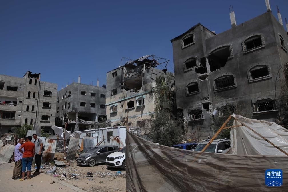 這是6月8日在加沙地帶中部努賽賴特難民營拍攝的在以軍襲擊中受損嚴重的房屋及車輛。新華社發(fā)（馬爾萬·達烏德攝）