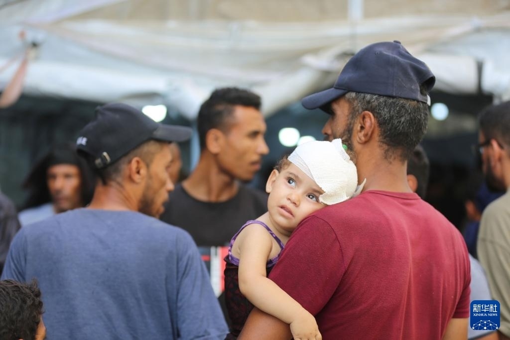 這是6月8日在加沙地帶中部努賽賴特難民營拍攝的傷員。新華社發(fā)（馬爾萬·達烏德攝）