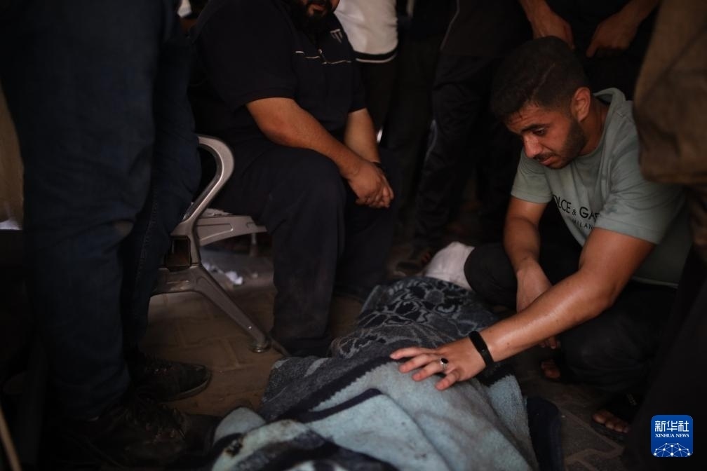 這是6月8日在加沙地帶中部努賽賴特難民營拍攝的以軍襲擊受害者。新華社發(fā)（馬爾萬·達烏德攝）