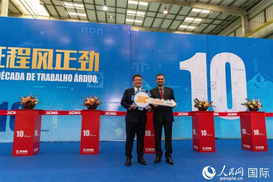 儀式上，徐工巴西制造總經(jīng)理李寒光將第23456臺產(chǎn)品鑰匙交付給客戶巴西Simak公司首席執(zhí)行官安德森·阿布魯手中。 人民日報社拉美中心分社 威廉·科埃略·維亞納攝