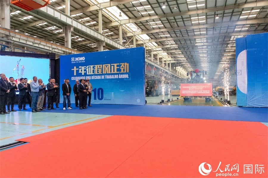 儀式上，米納斯吉拉斯州、波蘇阿雷格里市政府官員，徐工巴西制造的供應(yīng)商、經(jīng)銷商、客戶伙伴、員工代表和在巴中資機構(gòu)代表等，一起祝賀徐工巴西制造第23456臺產(chǎn)品下線并交付客戶。 人民日報社拉美中心分社 威廉·科埃略·維亞納攝
