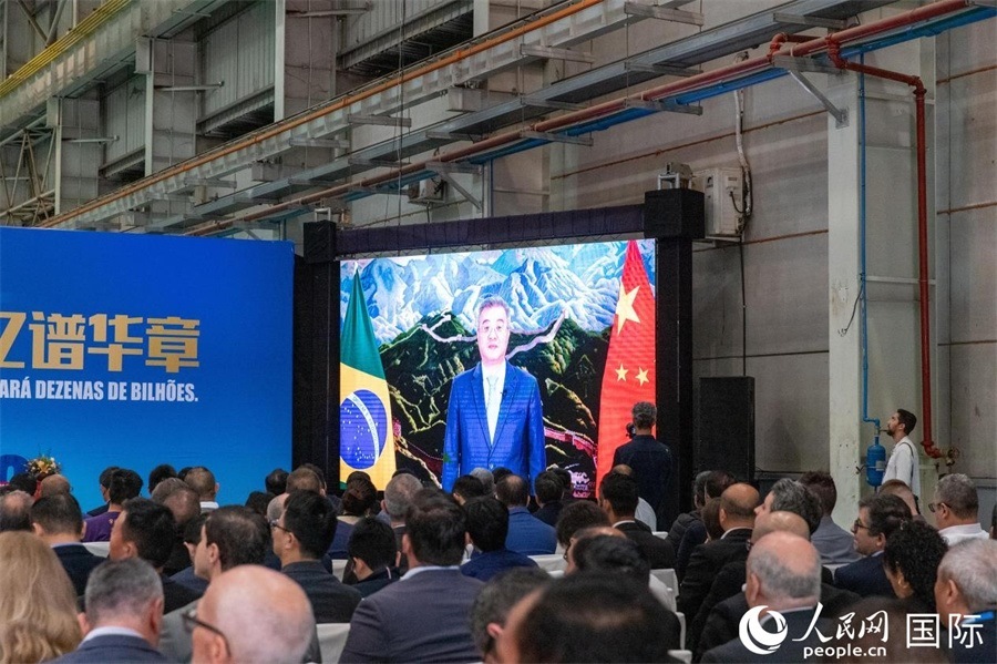 中國駐巴西大使祝青橋在視頻致辭中表示，徐工在巴西的發(fā)展，是眾多中國企業(yè)在習近平主席提出的共建“一帶一路”倡議推動下，將中國的技術(shù)和產(chǎn)業(yè)發(fā)展成果帶往世界，促進各國發(fā)展的縮影。 人民日報社拉美中心分社 威廉·科埃略·維亞納攝