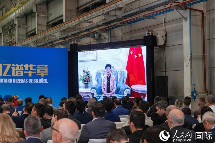中國駐里約熱內(nèi)盧總領(lǐng)事田敏在視頻致辭中表示，中國是米納斯吉拉斯州第一大貿(mào)易伙伴和重要投資來源國。近年來，雙方在貿(mào)易投資、科技創(chuàng)新、裝備制造、人文交流等領(lǐng)域開展了富有成果的合作。 人民日報社拉美中心分社 威廉·科埃略·維亞納攝