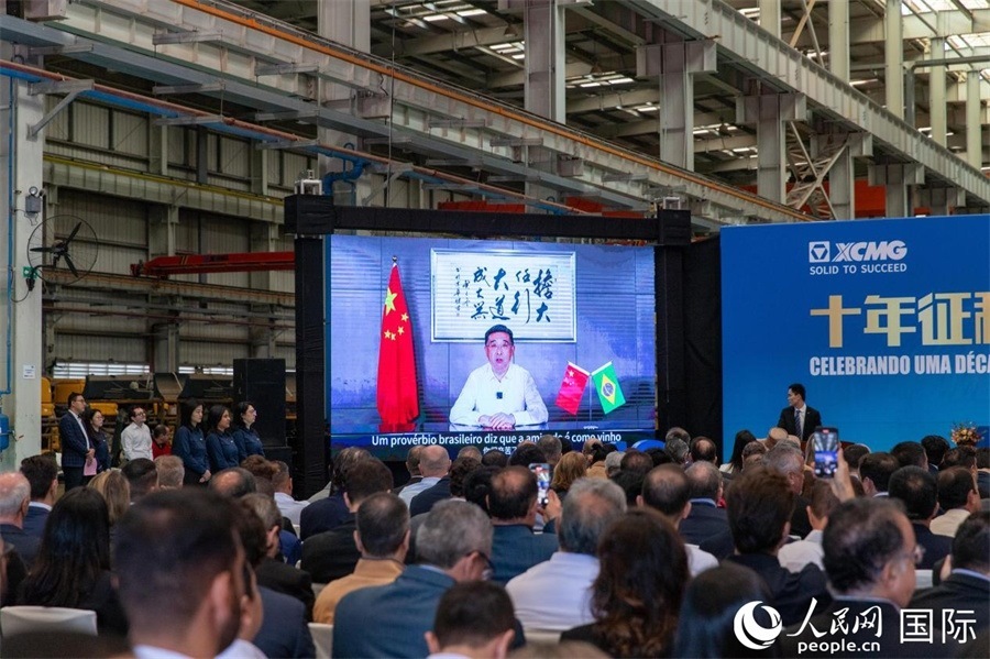 徐工集團、徐工機械董事長楊東升在視頻致辭中表示，徐工作為中國工程機械的排頭兵，堅定不移實施國際化主戰(zhàn)略，投資運營的徐工巴西制造基地成為見證中巴友誼的標桿示范。 人民日報社拉美中心分社 威廉·科埃略·維亞納攝