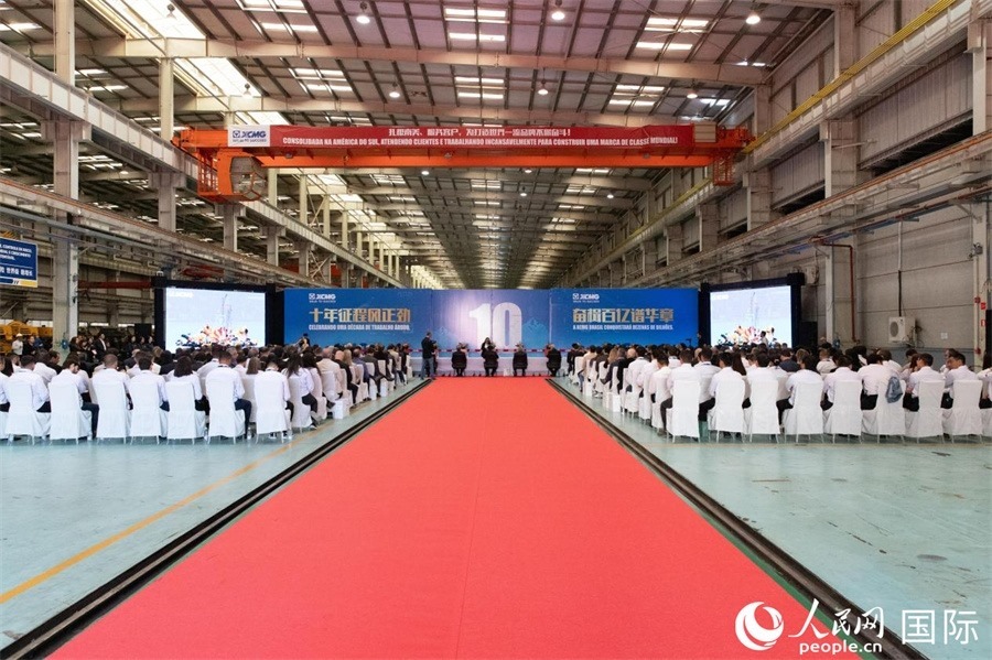 當?shù)貢r間6月6日，徐工巴西制造有限公司（以下簡稱“徐工巴西制造”）投產(chǎn)運營10周年暨第23456臺產(chǎn)品下線儀式在巴西米納斯吉拉斯州波蘇阿雷格里市徐工巴西制造基地舉行。 人民日報社拉美中心分社 威廉·科埃略·維亞納攝
