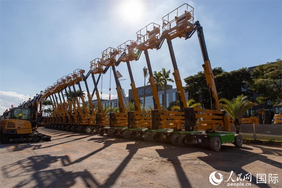 在徐工巴西制造生產(chǎn)基地，一批完成生產(chǎn)的設(shè)備正準備交付客戶。 人民日報社拉美中心分社 威廉·科埃略·維亞納攝