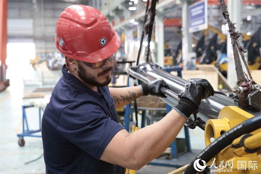 一名徐工巴西制造基地的當?shù)貑T工正在進行設(shè)備安裝和調(diào)試。 人民日報社拉美中心分社 威廉·科埃略·維亞納攝