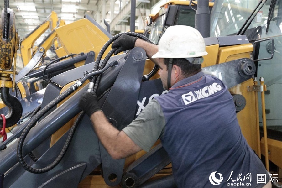 一名徐工巴西制造基地的當?shù)貑T工正在進行設(shè)備安裝和調(diào)試。 人民日報社拉美中心分社 威廉·科埃略·維亞納攝