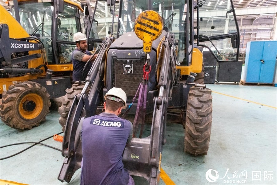 兩名徐工巴西制造基地的當?shù)貑T工正在進行設(shè)備安裝和調(diào)試。 人民日報社拉美中心分社 威廉·科埃略·維亞納攝